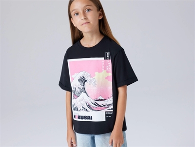 Name It t-shirt i black med Hokusai print set på model