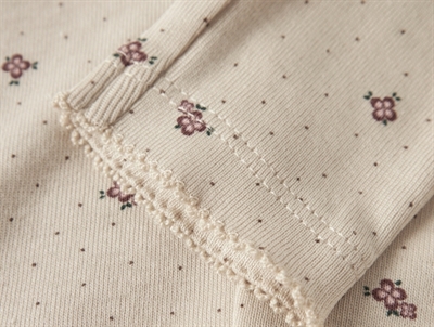 Name It leggings i råhvid nuance med ribstruktur og blomsterprint detalje