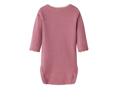 Name It body i rosa nuance med ribstruktur bagfra