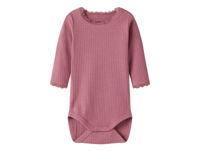 Name It body i rosa nuance med rib og blondekanter