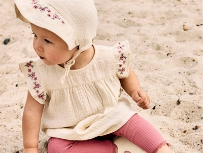 Baby iklædt Name It leggings i rosa nuance med rib og blondekant