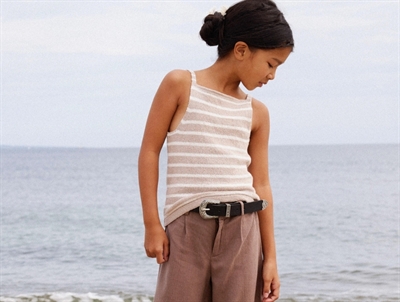 Name It top i chateau gray med hvide striber set på model