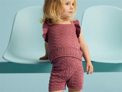 Name It strikshorts i rosa nuance med hulmønster på model