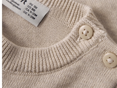 Name It striktrøje i råhvid nuance detalje med knapper ved skulder