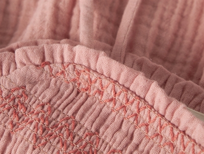 Lil\' Atelier top i rosa nuance med let struktur og scallop kant