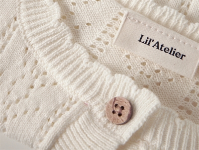 Lil Atelier cardigan i råhvid nuance med hulmønster detalje
