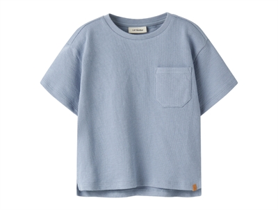 Lil Atelier t-shirt i blå nuance med brystlomme forfra