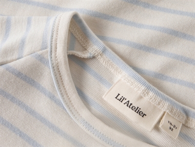 Lil Atelier t-shirt i råhvid nuance med lyseblå striber detalje