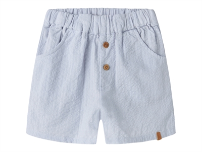 Lil Atelier shorts i lyseblå nuance med struktur og knapper forfra