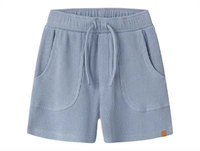 Lil Atelier shorts i blå nuance med struktur og snøre forfra