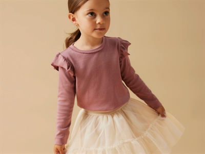 Pige iklædt Lil' Atelier bluse i lilla nuance nostalgia rose stylet med nederdel