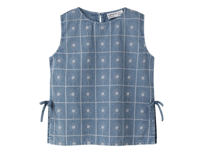 Name It top i faded denim med broderede blomster forfra