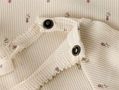 Lil\' Atelier natdragt i råhvid nuance med trykknapper ved hals