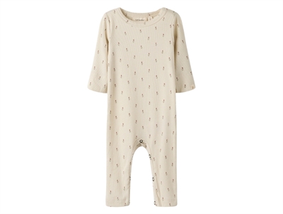 Lil' Atelier natdragt i råhvid nuance med blomsterprint set forfra