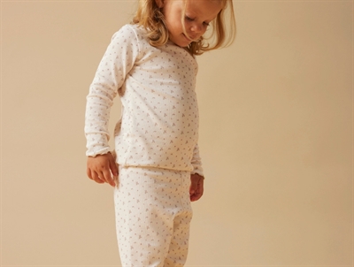 Lil' Atelier nattøj i sart lilla nuance på model