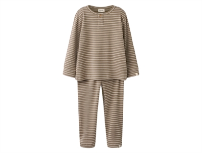 Lil\' Atelier nattøj i brun nuance med smalle råhvide striber set forfra