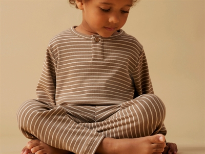 Lil' Atelier nattøj i brun nuance med råhvide striber på model