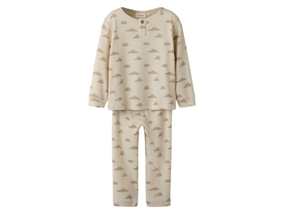 Lil\' Atelier nattøj i råhvid nuance med skyprint set forfra