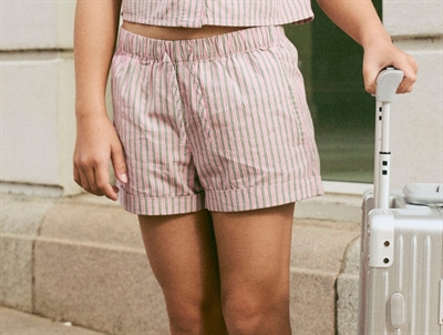 Name It shorts i pink drink med striber set på model