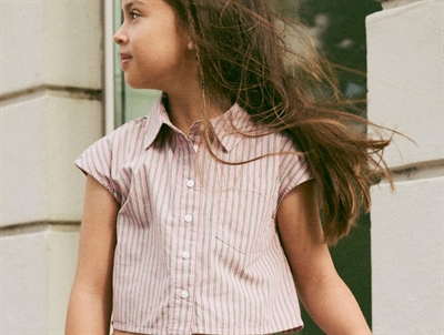 Name It skjorte i pink drink med striber set på model