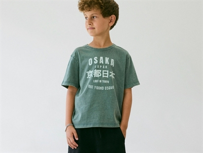 Name It t-shirt i garden topiary med print set på model