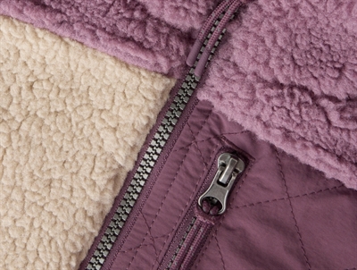 Detalje af Name It teddy jakke i peyote med lynlås