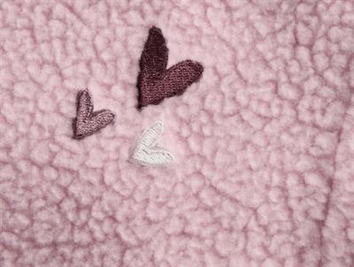 Broderet hjerte-detalje på Name It Mini sherpa jakke i rosa nuance
