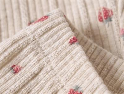 Name It shorts i beige nuance detalje med rib og jordbærprint