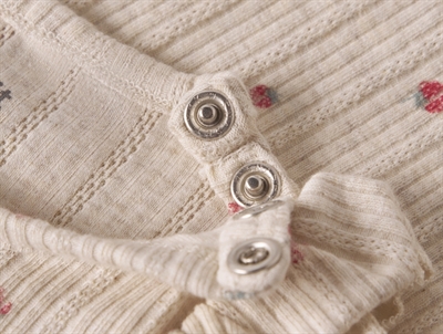 Name It body i beige nuance detalje med flæser og jordbærprint