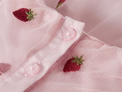 Name It kjole i lyserød nuance detalje med tyl og jordbærbroderi