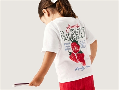 Pige iklædt Name It t shirt i hvid med jordbær print