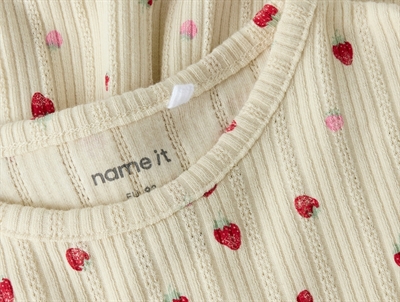 Name It kjole i råhvid nuance med rib struktur og jordbær print detalje