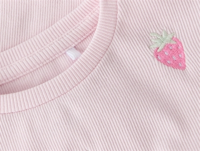 Name It t shirt i lyserød nuance med rib struktur og jordbærbroderi detalje