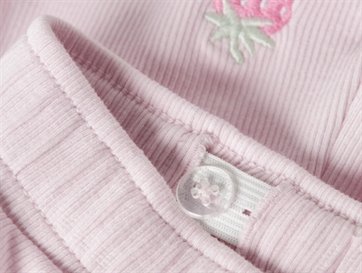 Name It shorts i lyserød nuance med rib struktur og jordbærbroderi detalje