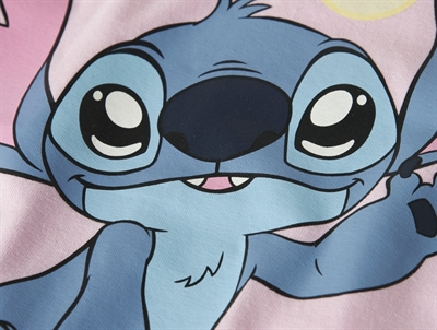 Detalje af Name It t-shirt med Stitch motiv og glimmerprint