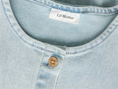 Lil\' Atelier denimkjole i lys blå nuance med knapdetalje