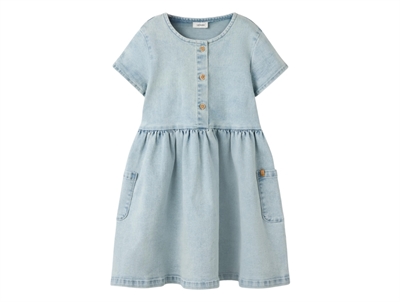 Lil' Atelier denimkjole i lys blå nuance med knapper foran