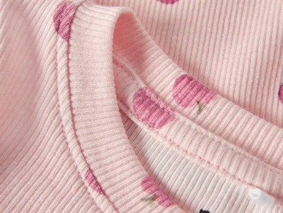 Name It bluse i lyserød nuance med æbleprint detalje af ribkvalitet