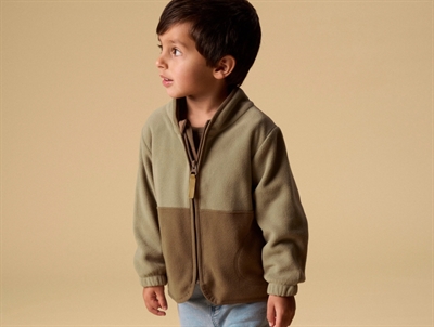 Lil' Atelier fleecejakke i shiitake båret af barn