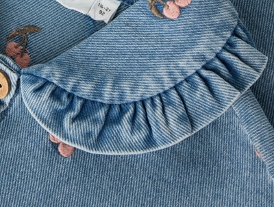 Detalje af flæsekrave på Lil\' Atelier denimjakke i blå denim