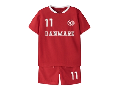 Name It træningssæt i rød farve med danmark print set forfra