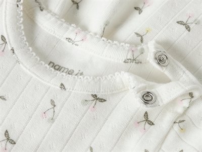 Name It rib bodykjole i råhvid nuance med trykknapper ved skulder