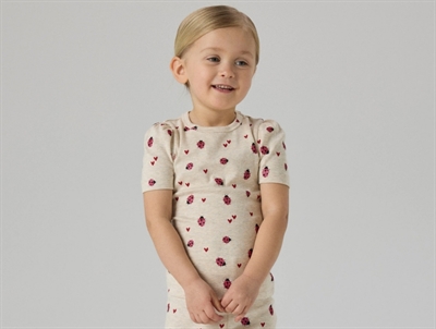 Name It t-shirt i beige nuance med mariehøneprint på model