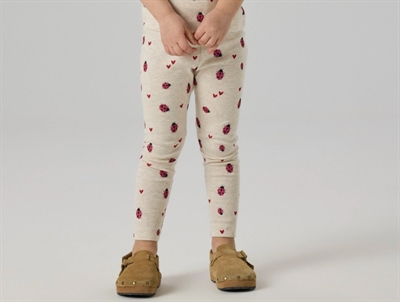 Name It leggings i beige nuance med mariehøneprint på model