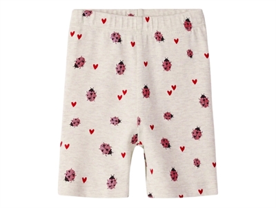 Name It biker shorts i beige nuance med mariehøneprint forfra