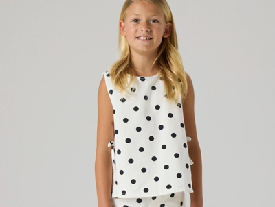 Name It top i antique white med sorte prikker set på model