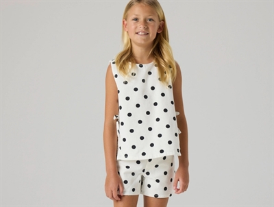 Name It shorts i antique white med sorte prikker set på model