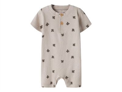 Name It sommersuit i beige nuance med bi print