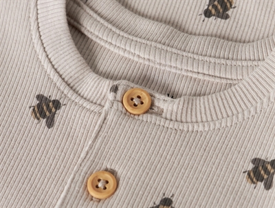 Name It sommersuit i beige nuance detalje med knapper og bi print