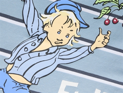 Detalje af Emil fra Lønneberg print på Name It bluse i lyseblå